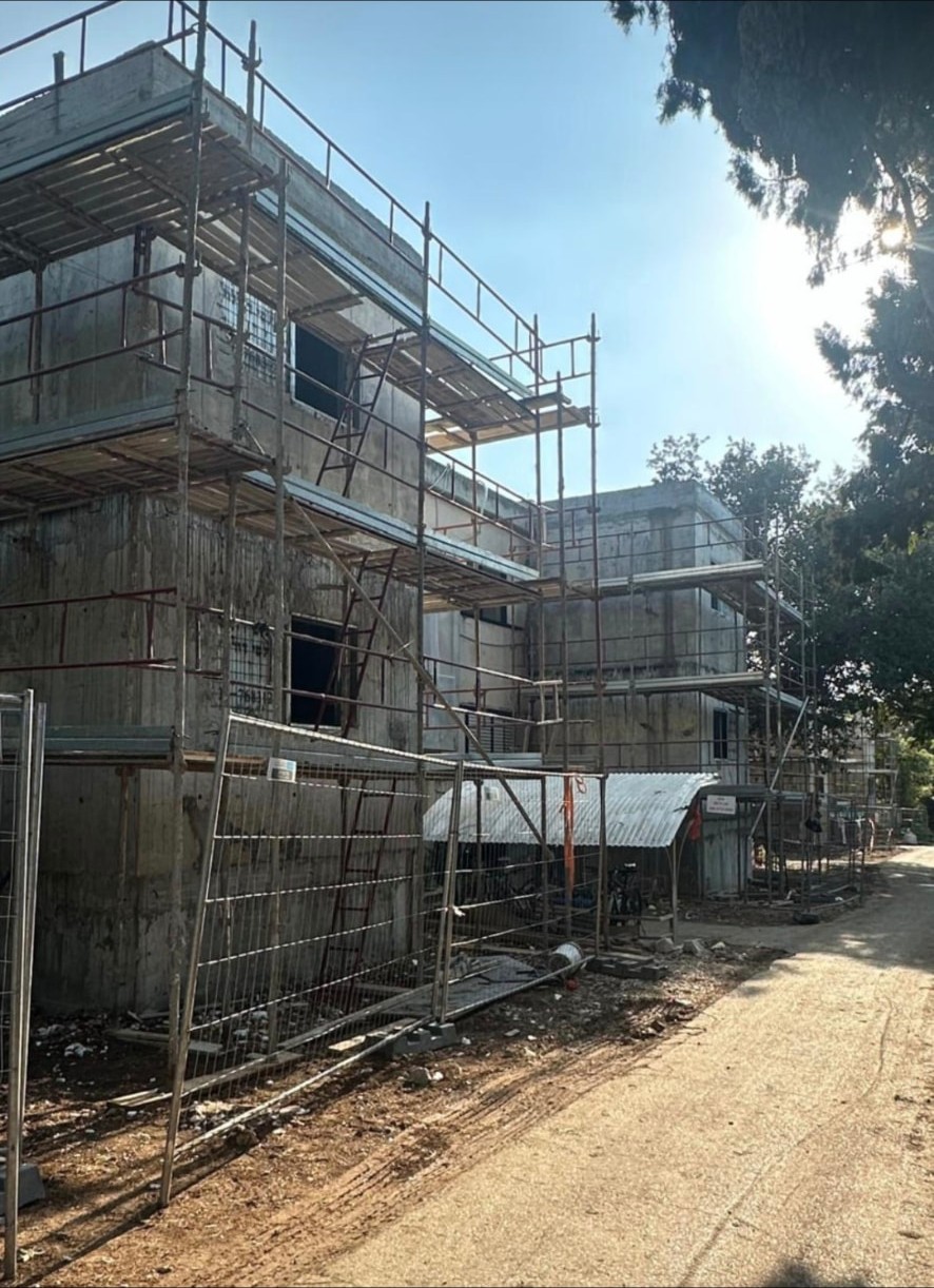 מבנה ממ״ד מבטון במהלך הבנייה עם פיגומים, לפני עבודות הטיח