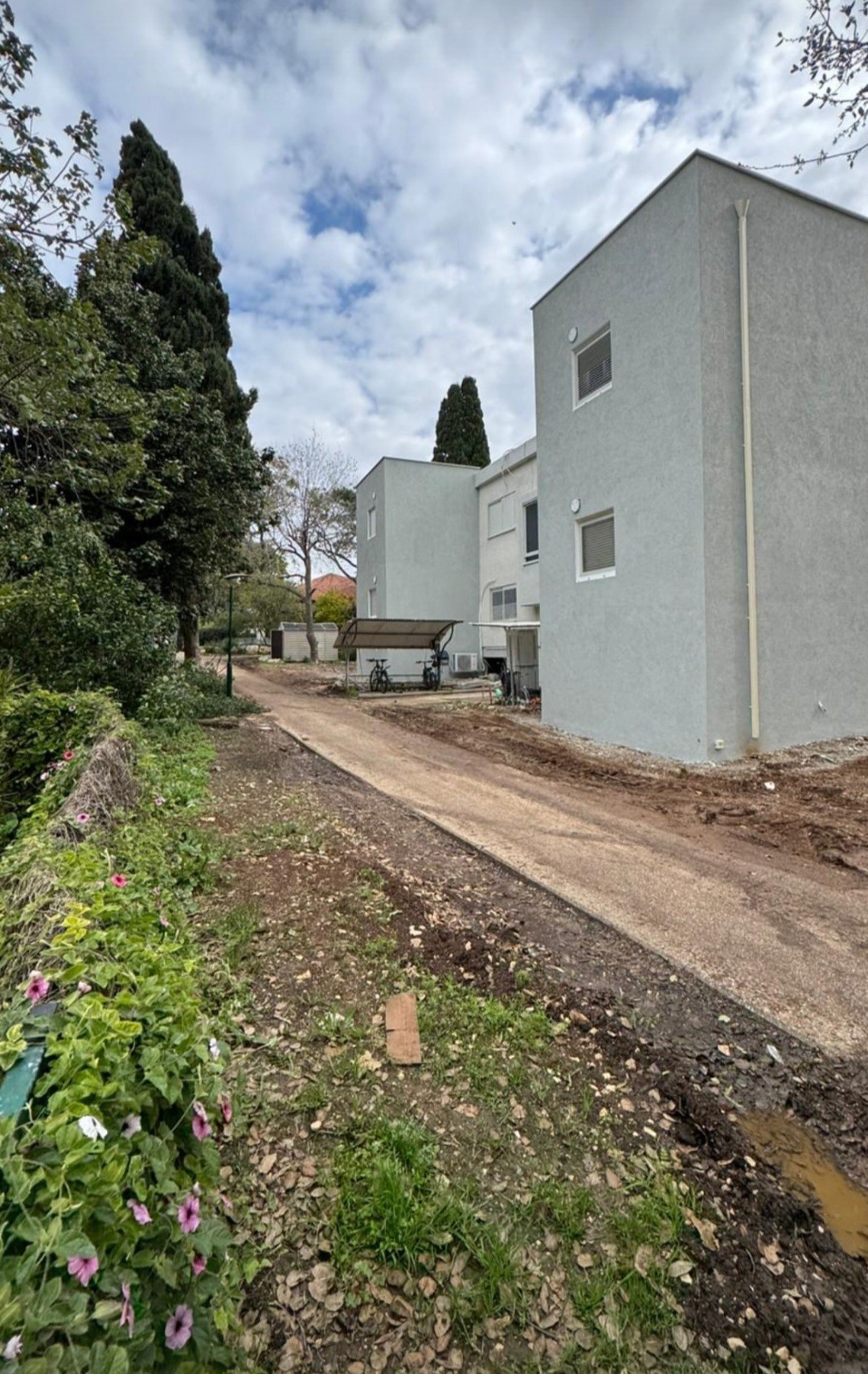 המבנה לאחר סיום בניית הממ״ד — טיח אפור וגמר חיצוני נקי