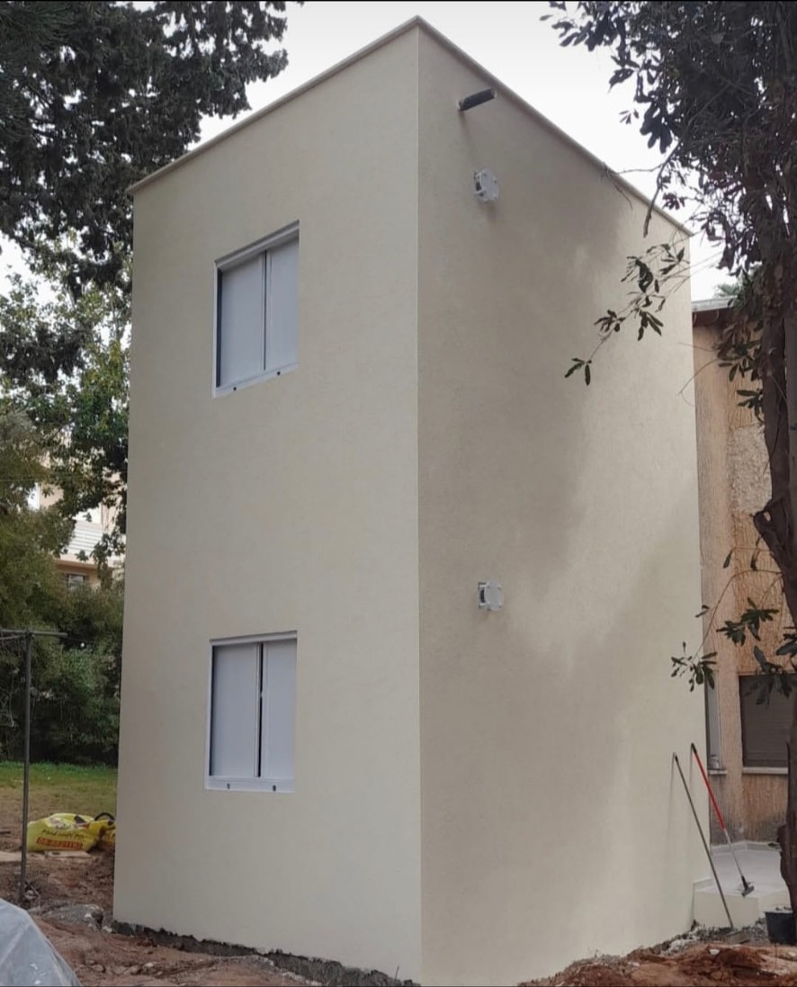 הממ״ד לאחר סיום העבודות — טיח וגמר חיצוני מסודר
