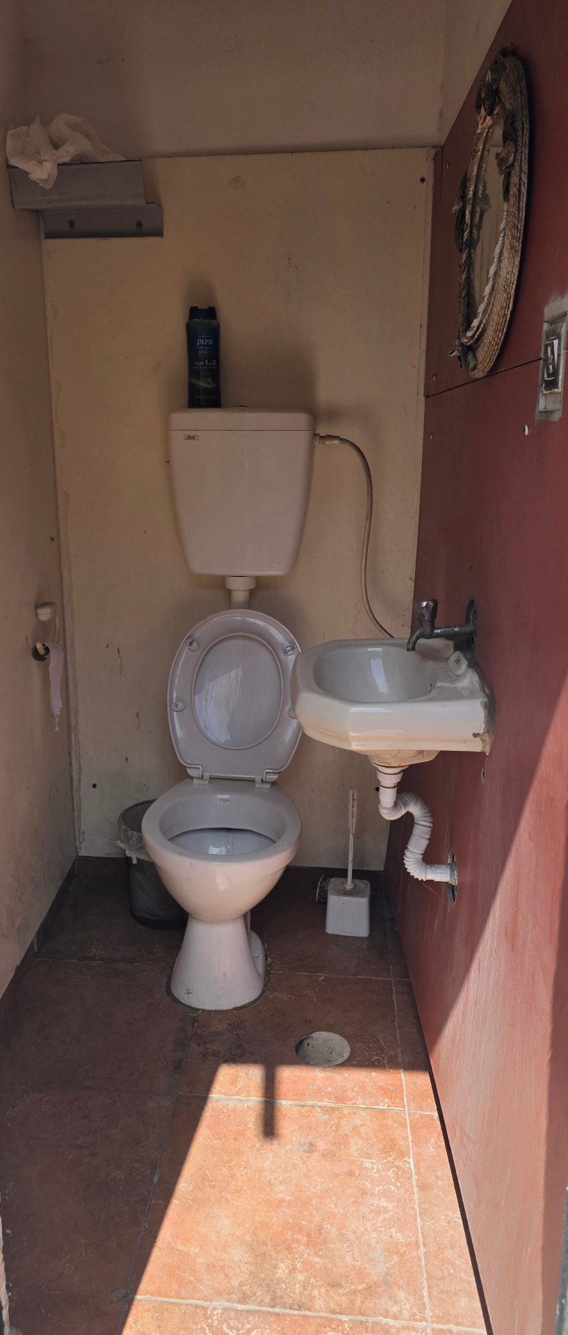 שירותי אורחים בשיש אפור מודרני — לפני