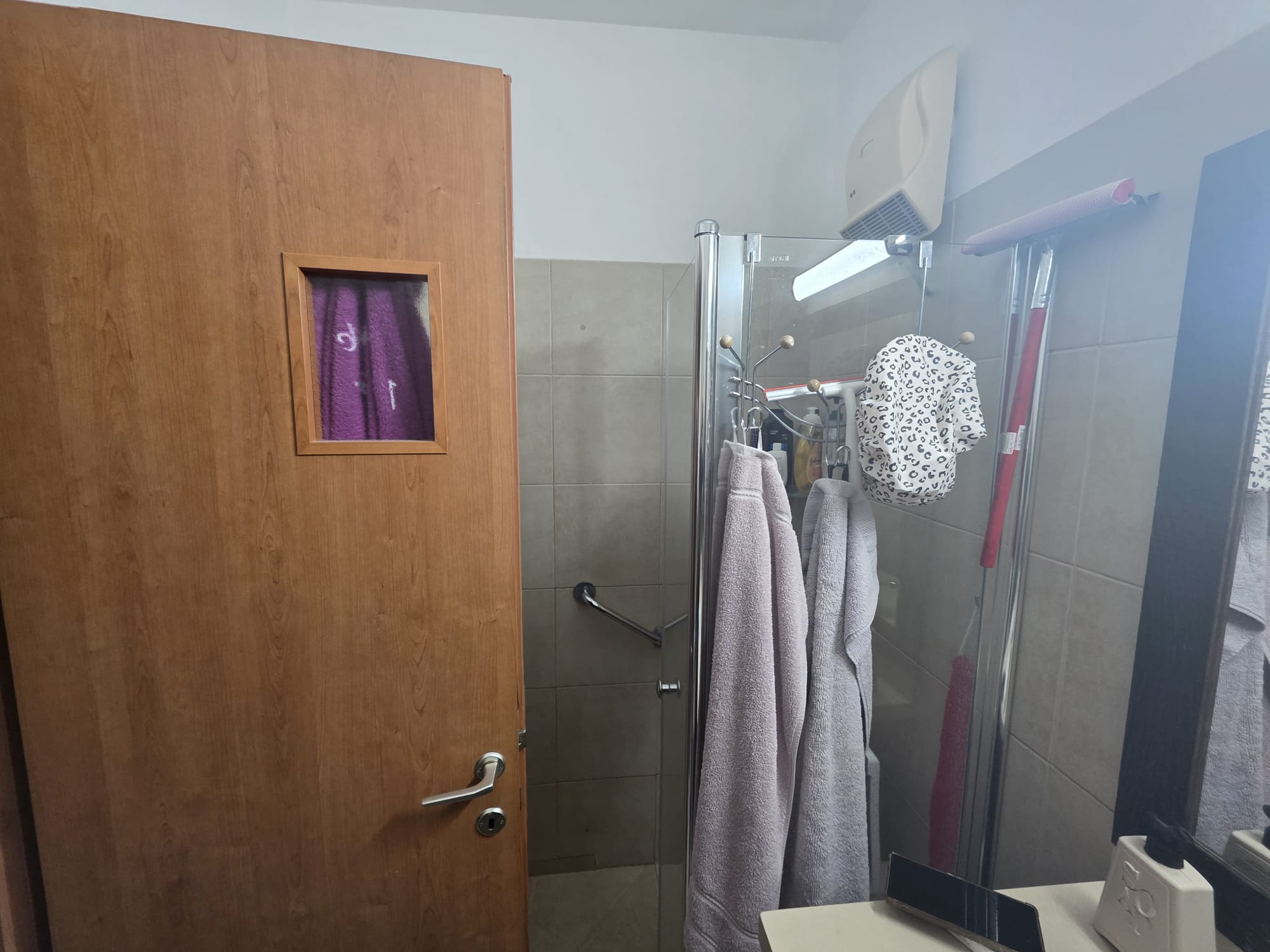 מקלחת בגווני כחול ושמנת — לפני